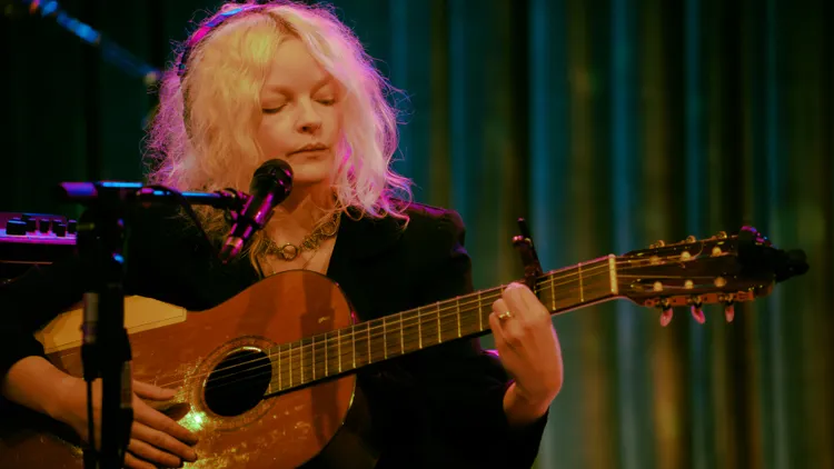 LA-native Jessica Pratt brings twisted psych-folk sounds to the Annenberg Performance Studio via performances of 2024’s “Better Hate” and 2019’s “Poly Blue.”