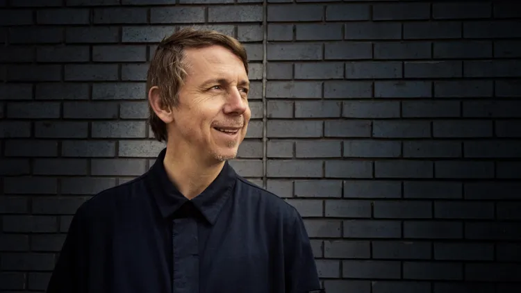 In the 10 o'clock hour, BBC host and DJ Gilles Peterson returns, armed with his latest discoveries and to premiere one of his own unreleased tracks.