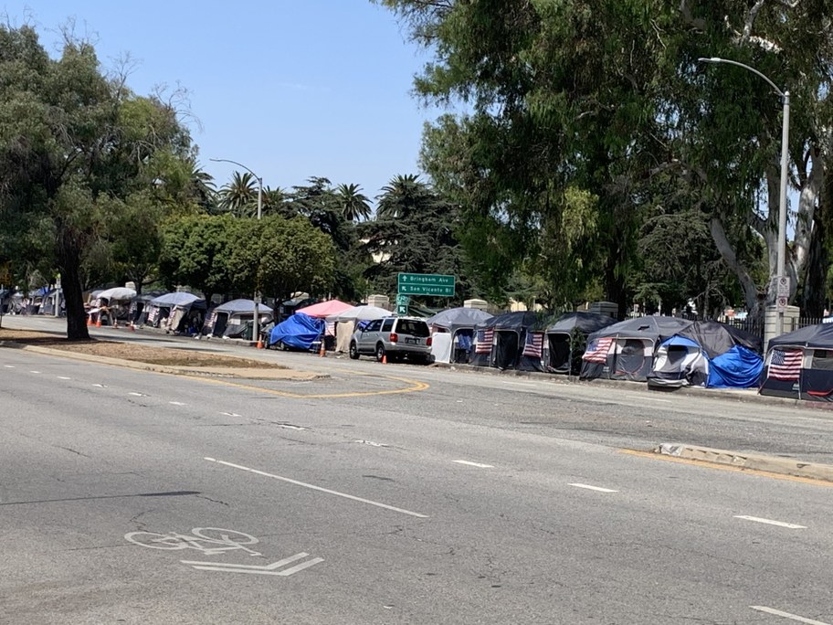 Veterans Row A Protest Encampment Outside The West La Va Might Soon Move Inside