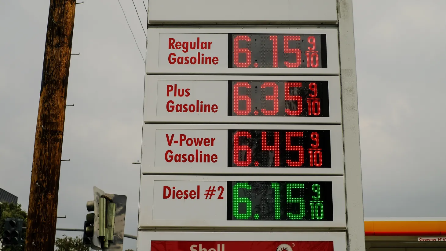 洛杉矶平均汽油价格达到每加仑6美元，是什么推动了上涨？