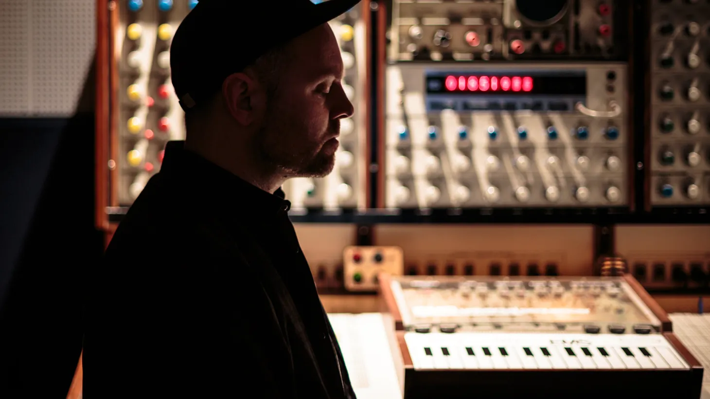 Set 2k dj shadow. DJ Shadow "Endtroducing". Студия диджея Shadow. DJ in Ableton. DJ Shadow the Mountain will Fall.